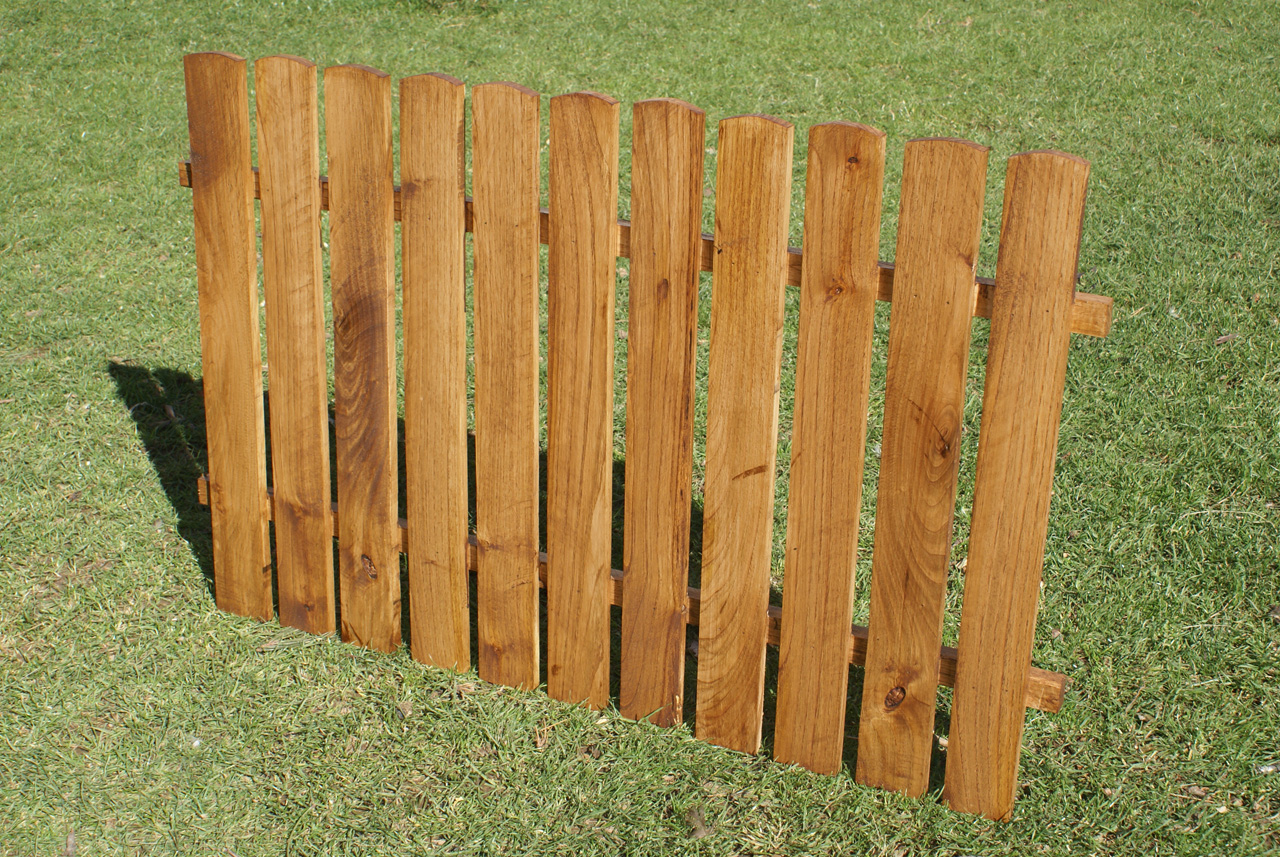 Recinzione steccato in legno di castagno tonalit ciliegio